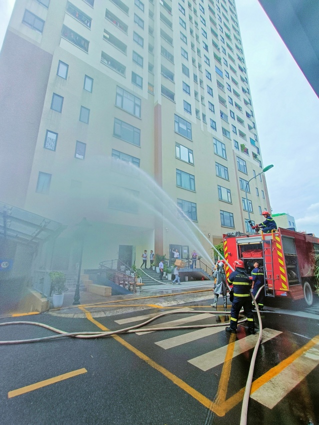 Hoàng Mai: Đội cảnh sát PCCC&CNCH tăng cường tuyên truyền, diễn tập các kỹ năng về PCCC tại Chung cư Hồng Hà