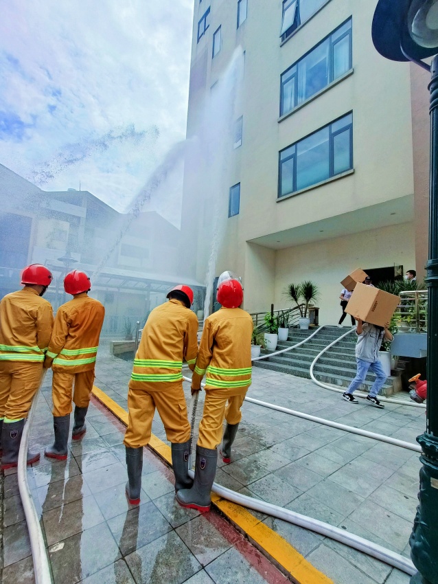 Hoàng Mai: Đội cảnh sát PCCC&CNCH tăng cường tuyên truyền, diễn tập các kỹ năng về PCCC tại Chung cư Hồng Hà