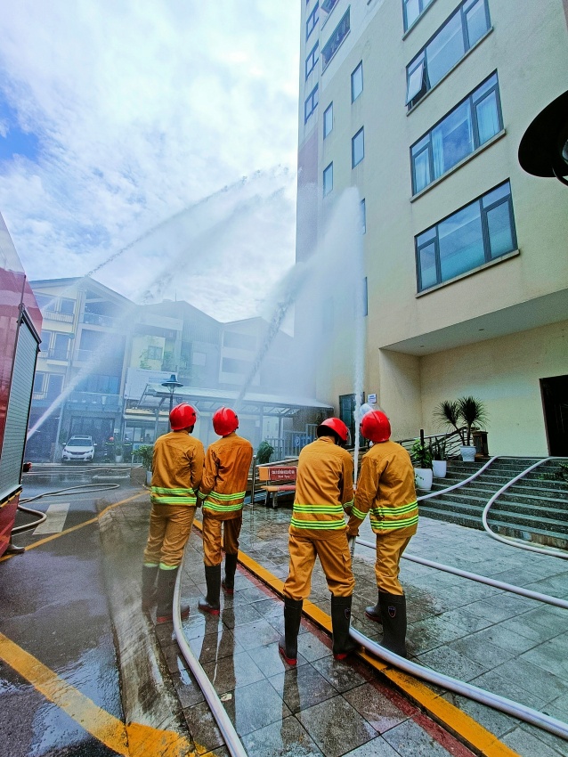 Hoàng Mai: Đội cảnh sát PCCC&CNCH tăng cường tuyên truyền, diễn tập các kỹ năng về PCCC tại Chung cư Hồng Hà