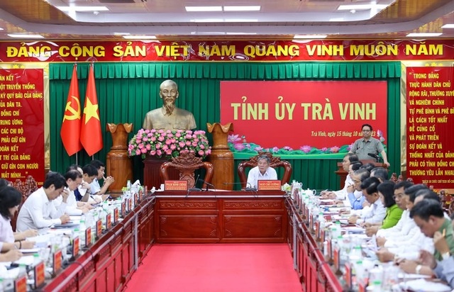 Thủ tướng đề nghị tỉnh Trà Vinh phát huy tinh thần đoàn kết, tự lực, tự cường, đi lên từ bàn tay, khối óc, bằng sức mạnh nội sinh, không trông chờ, không ỷ lại, né tránh; khắc phục bằng được những hạn chế, tồn tại - Ảnh: VGP/Nhật Bắc