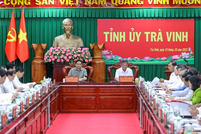 Thủ tướng yêu cầu Trà Vinh tập trung nguồn lực, tăng thu tiết kiệm chi, cùng Trung ương quyết liệt triển khai một số dự án để tháo gỡ nút thắt về giao thông, từ đó kết nối với các dự án lớn về hạ tầng giao thông trong khu vực ĐBSCL - Ảnh: VGP/Nhật Bắc