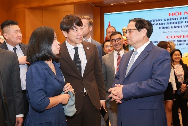 Thủ tướng Phạm Minh Chính trao đổi với các nhà đầu tư nước ngoài - Ảnh: VGP/Nhật Bắc Thủ tướng Phạm Minh Chính trao đổi với các nhà đầu tư nước ngoài - Ảnh: VGP/Nhật Bắc