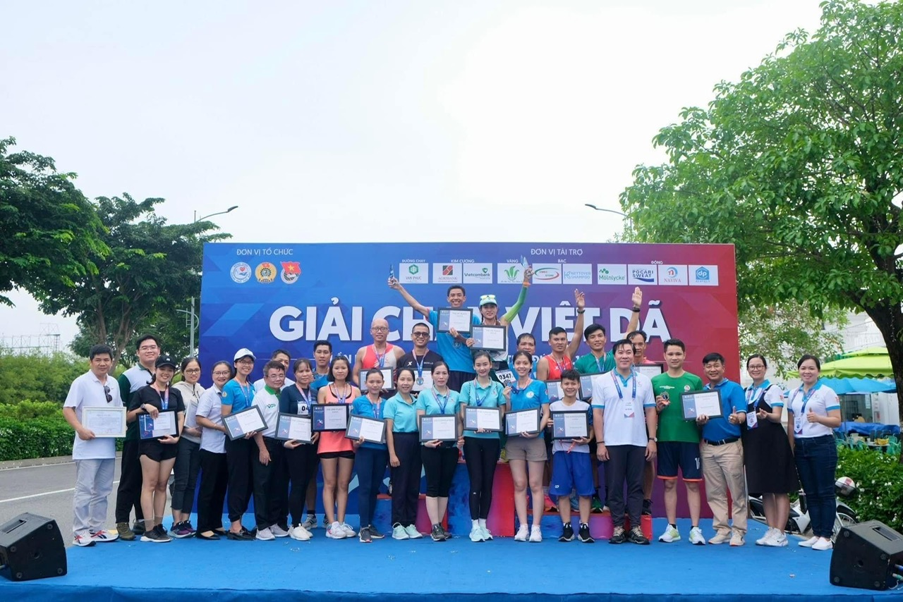 Ban tổ chức trao các giải cho vận động viên