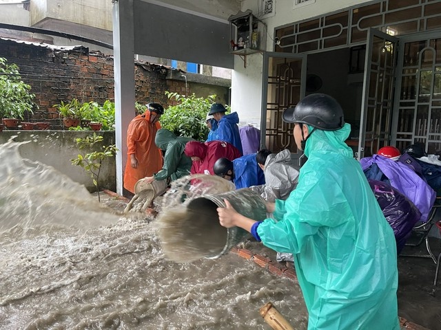 Đoàn thanh niên xuống hỗ trợ người dân vùng ngập lụt dọn dẹp đồ đạc 