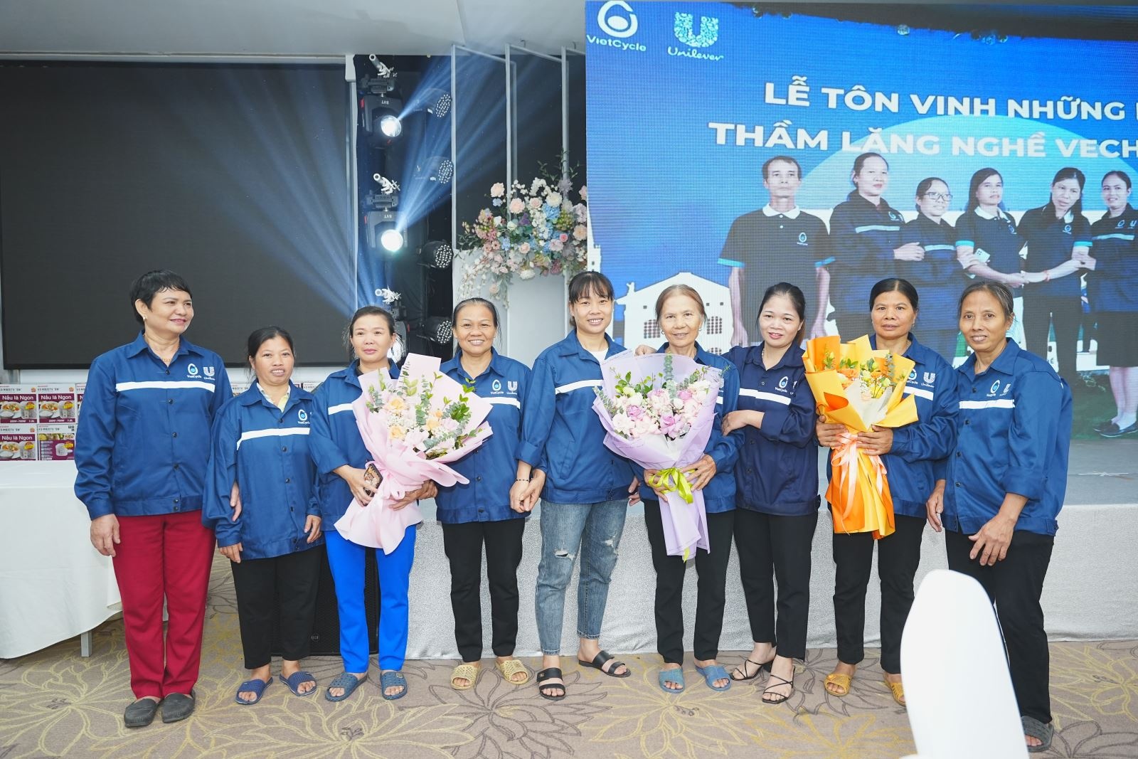 Toàn cảnh buổi “Lễ tôn vinh những chiến binh xanh vì một Việt Nam văn minh với rác” thuộc khuôn khổ chương trình Tôn vinh những chiến binh xanh thầm lặng nhân dịp 20-10