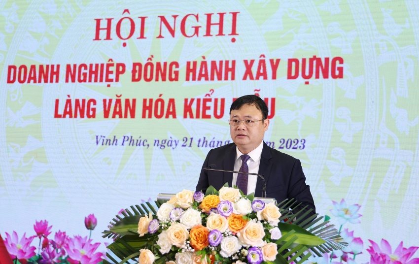 Chủ tịch UBND huyện Vĩnh Tường Lê Nguyễn Thành Trung bày tỏ quyết tâm cùng chung tay xây dựng LVHKM. Ảnh: Khánh Linh-Trà Hương