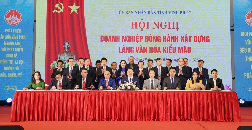 Lễ ký kết biên bản hợp tác, tiêu thụ sản phẩm giữa các địa phương và doanh nghiệp. Ảnh: Khánh Linh-Trà Hương