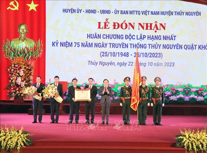 Phó Thủ tướng Trần Lưu Quang trao Huân chương Độc lập hạng Nhất tặng Đảng bộ, quân và nhân huyện Thủy Nguyên - Ảnh: TTXVN Phó Thủ tướng Trần Lưu Quang trao Huân chương Độc lập hạng Nhất tặng Đảng bộ, quân và nhân huyện Thủy Nguyên - Ảnh: TTXVN