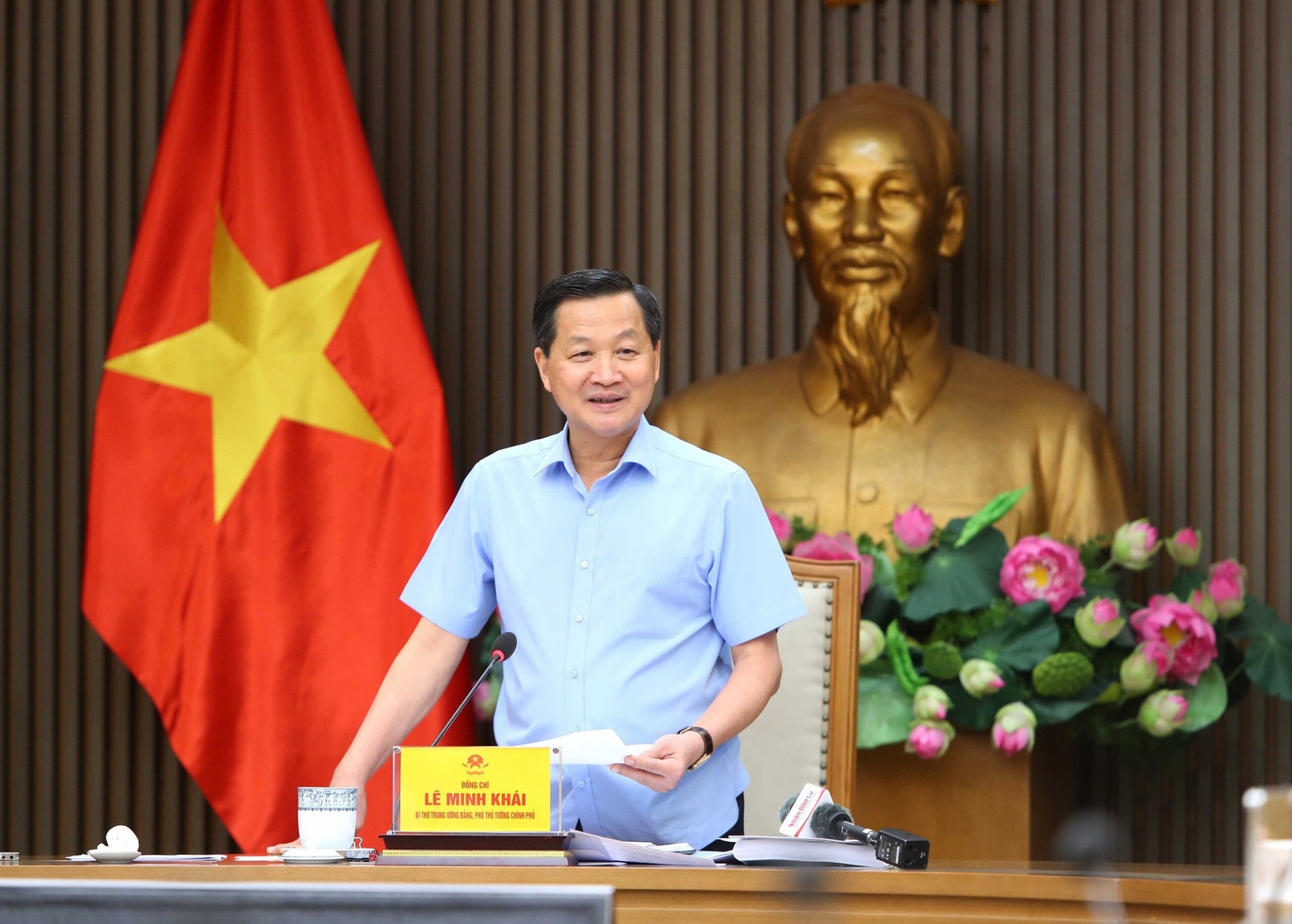 Phó Thủ tướng Lê Minh Khái đề nghị Ban Chỉ đạo quốc gia phòng chống thiên tai rà soát lại nội dung, chậm nhất ngày 27/10 phải hoàn thiện tờ trình, báo cáo Thủ tướng Chính phủ xem xét quyết định. Ảnh VGP Phó Thủ tướng Lê Minh Khái đề nghị Ban Chỉ đạo quốc gia phòng chống thiên tai rà soát lại nội dung, chậm nhất ngày 27/10 phải hoàn thiện tờ trình, báo cáo Thủ tướng Chính phủ xem xét quyết định. Ảnh VGP