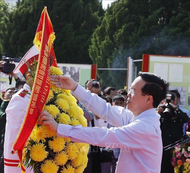 Chủ tịch nước Võ Văn Thưởng dâng hoa, dâng hương tưởng nhớ Chủ tịch Hồ Chí Minh tại Di tích quốc gia đặc biệt Khu lưu niệm Chủ tịch Hồ Chí Minh ở huyện đảo Cô Tô Chủ tịch nước Võ Văn Thưởng dâng hoa, dâng hương tưởng nhớ Chủ tịch Hồ Chí Minh tại Di tích quốc gia đặc biệt Khu lưu niệm Chủ tịch Hồ Chí Minh ở huyện đảo Cô Tô