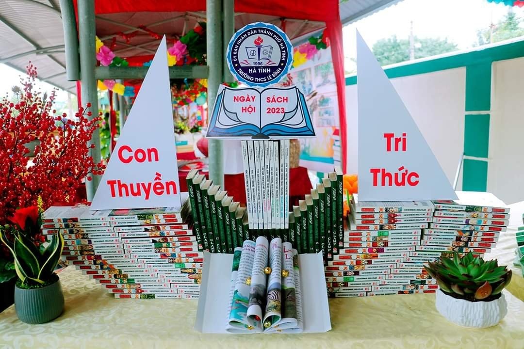 Nhiều giá sách được các em học sinh trưng bày đẹp mắt, sáng tạo, gắn liền thông điệp ngày hội