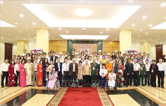Tổng Bí thư Nguyễn Phú Trọng và các đại biểu điển hình tiêu biểu toàn quốc chụp ảnh lưu niệm - Ảnh: TTXVN
