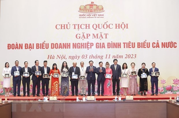 Chủ tịch Quốc hội Vương Đình Huệ tặng quà lưu niệm các đại biểu. (Ảnh: Doãn Tấn/TTXVN) Chủ tịch Quốc hội Vương Đình Huệ tặng quà lưu niệm các đại biểu. (Ảnh: Doãn Tấn/TTXVN)