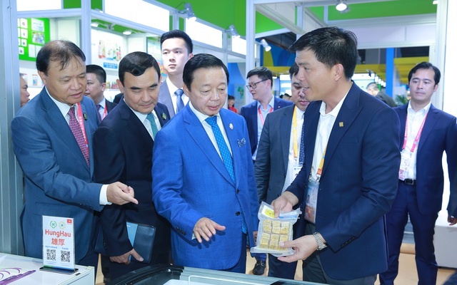 Phó Thủ tướng đề nghị các doanh nghiệp chú trọng cả chất lượng lẫn mẫu mã, bao bì sản phẩm để chinh phục được người tiêu dùng Trung Quốc - Ảnh: VGP/Minh Khôi