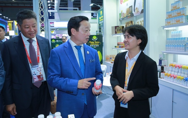 Phó Thủ tướng Trần Hồng Hà thăm Khu gian hàng Việt Nam có sự tham gia của 34 doanh nghiệp với 34 gian hàng trưng bày trên quy mô diện tích 400 m2, bao gồm các sản phẩm chuyên ngành nông sản và thực phẩm chế biến - Ảnh: VGP/Minh Khôi