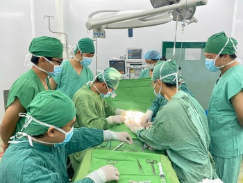 benh nhi 5 thang tuoi bi di tat bam sinh co quan tiet nieu xuong khop duoc phau thuat thanh cong