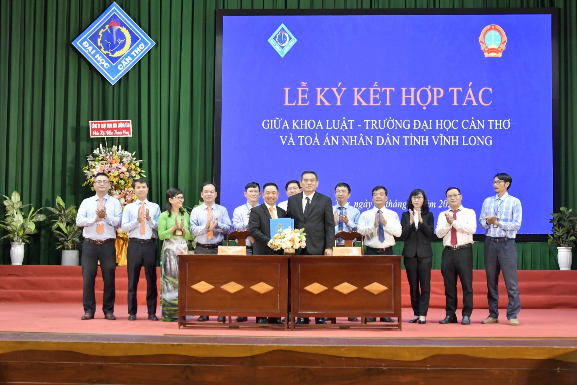 Ký kết hợp tác giữa Khoa Luật, Trường Đại học Cần Thơ với Tòa án nhân dân tỉnh Vĩnh Long.