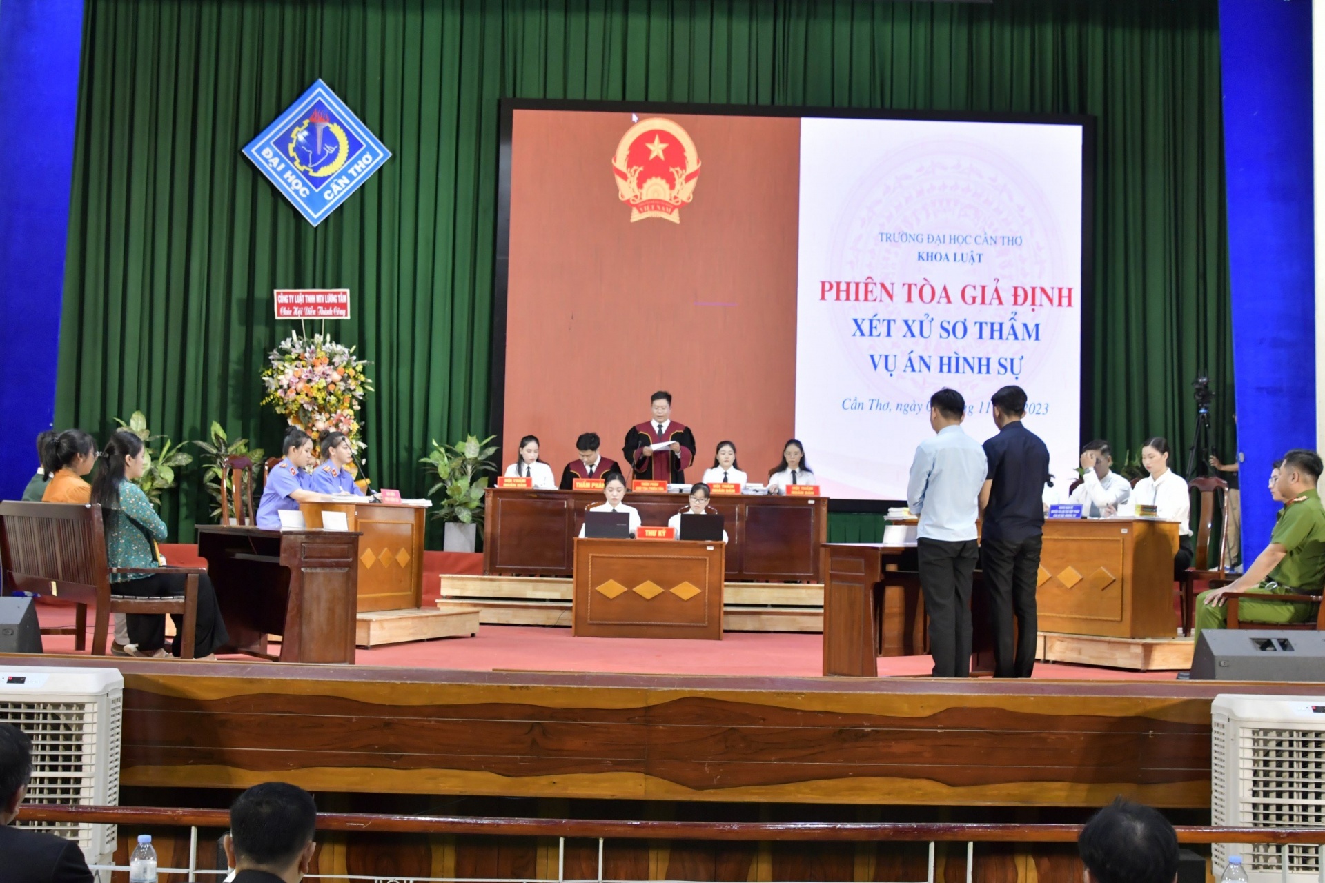 Quang cảnh “Phiên tòa giả định”.