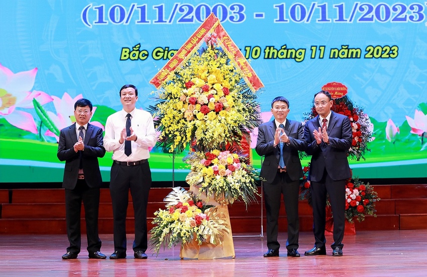 Đồng chí Lê Ô Pích tặng hoa chúc mừng Thứ trưởng Bộ TN&MT Nguyễn Thị Phương Hoa phát biểu tại lễ kỷ niệm (Ảnh cổng thông tin điện tử Bắc Giang) Đồng chí Lê Ô Pích tặng hoa chúc mừng Thứ trưởng Bộ TN&MT Nguyễn Thị Phương Hoa phát biểu tại lễ kỷ niệm (Ảnh cổng thông tin điện tử Bắc Giang)