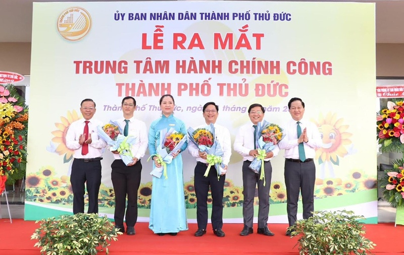 Lãnh đạo TP Thủ Đức tặng hoa chúc Ban Giám đốc Trung tâm Hành chính công TP Thủ Đức.