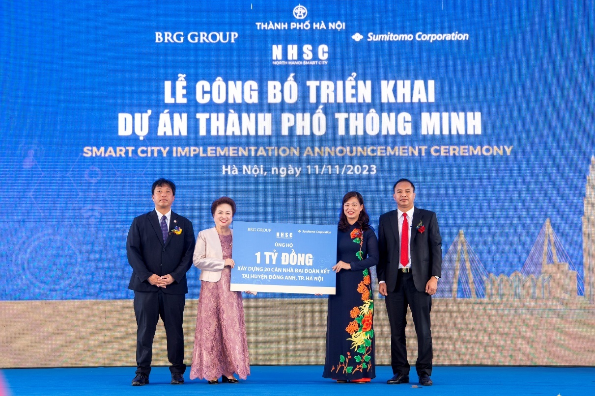 Lãnh đạo Công ty Thành phố Thông minh Bắc Hà Nội trao ủng hộ 1 tỷ đồng  xây dựng 20 căn nhà đại đoàn kết tại huyện Đông Anh.