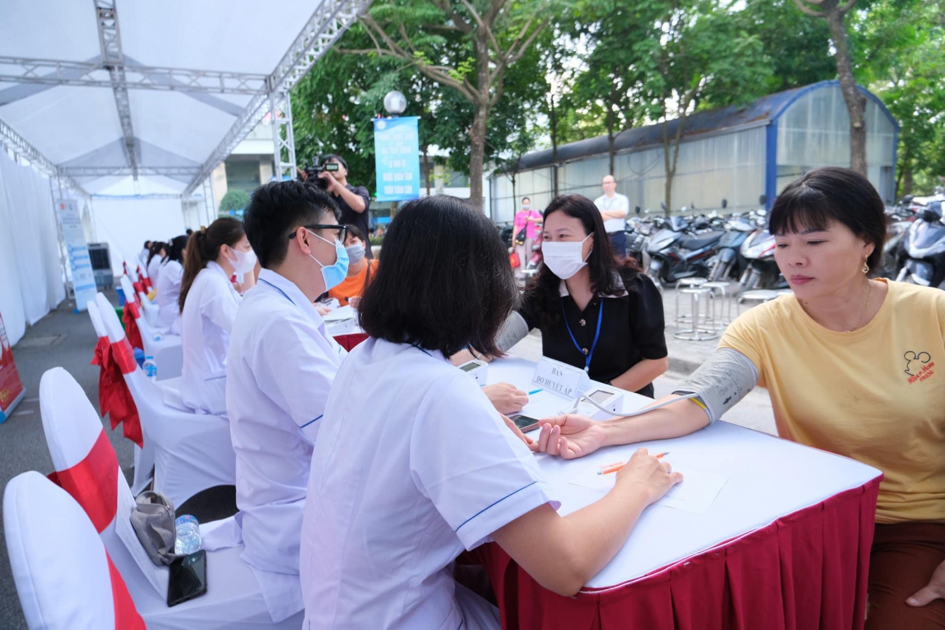 Cán bộ y tế Bệnh viện Nội tiết Trung ương khám, xét nghiệm sàng lọc bệnh đái tháo đường cho người dân