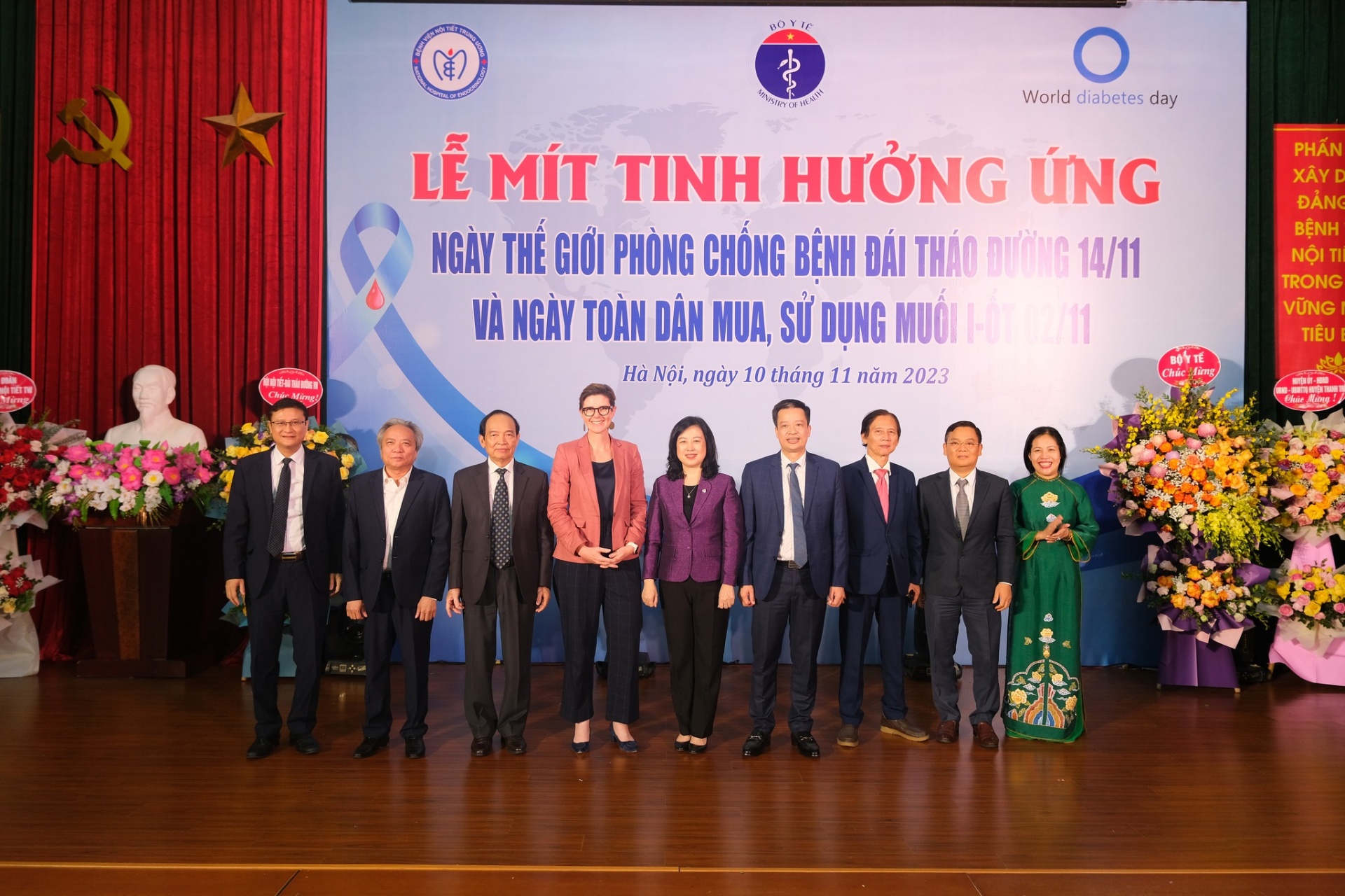 Bộ trưởng Bộ Y tế Đào Hồng Lan, TS.Angela Pratt, Trưởng WHO tại Việt Nam cùng các đại biểu tại Lễ mít-tinh hưởng ứng Ngày thế giới phòng, chống bệnh đái tháo đường năm 2023