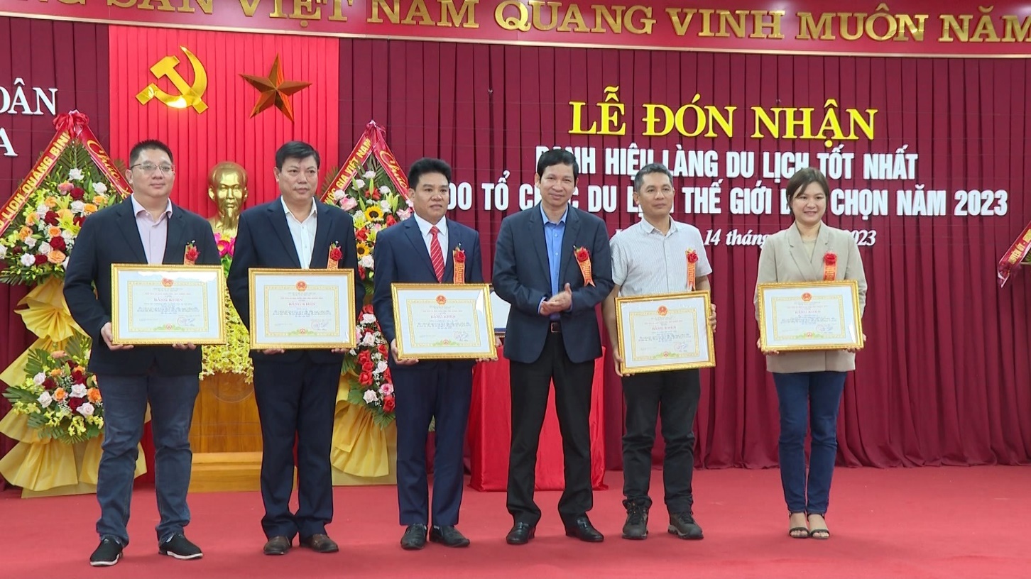 Các tập thể, cá nhân được tặng bằng khen của Chủ tịch UBND tỉnh vì thành tích xuất sắc trong việc đưa xã Tân Hóa đạt danh hiệu “Làng du lịch” tốt nhất thế giới 2023