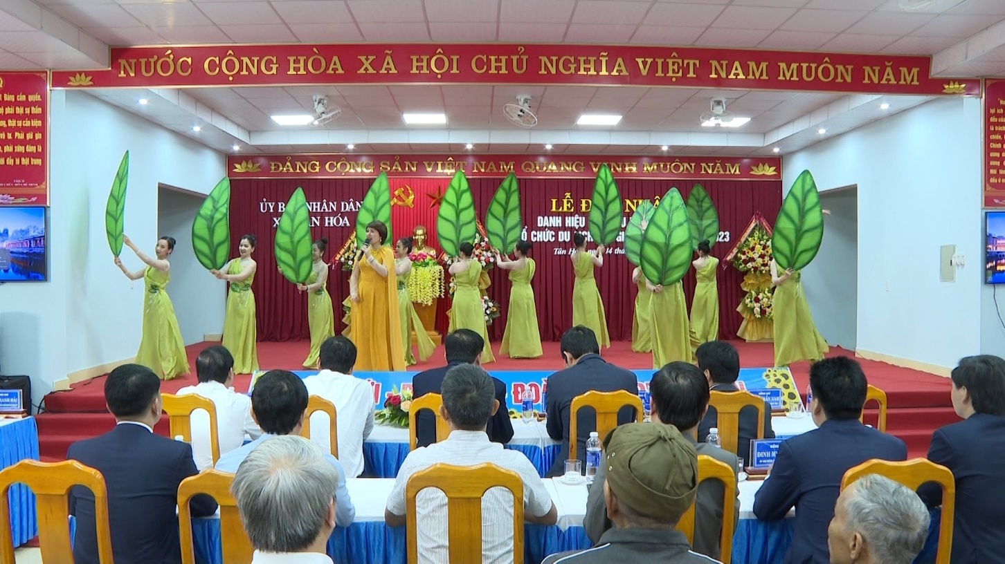 Một tiết mục văn nghệ tại lễ đón nhận “Làng du lịch” tốt nhất do Tổ chức Du lịch thế                                                           giới bầu chọn năm 2023