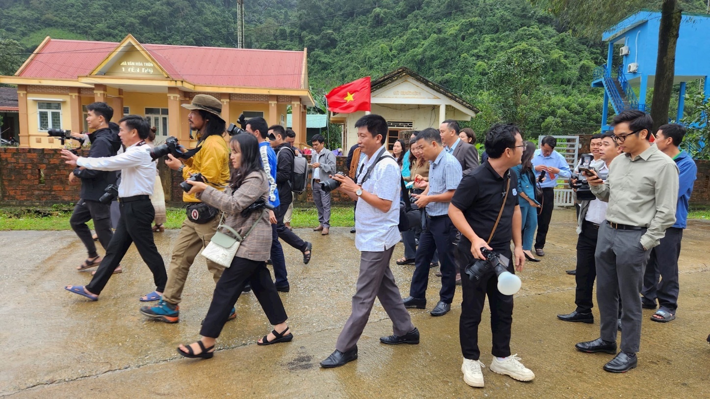 Đông đảo phóng viên tham dự và đưa tin