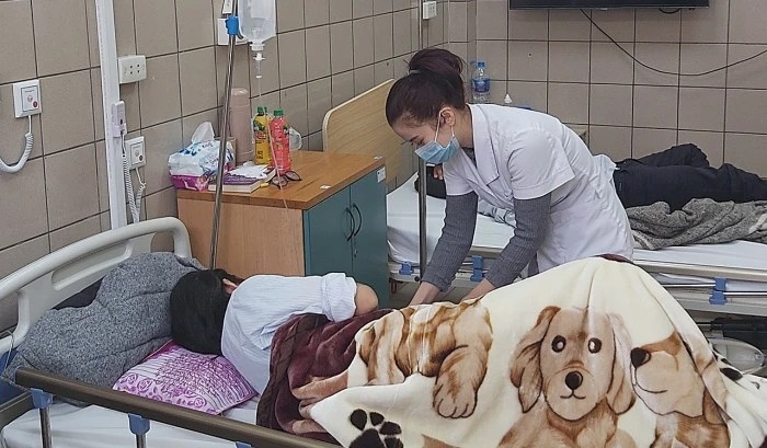 Một bệnh nhân ngộ độc bóng cười được điều trị tại Bệnh viện Bạch Mai.