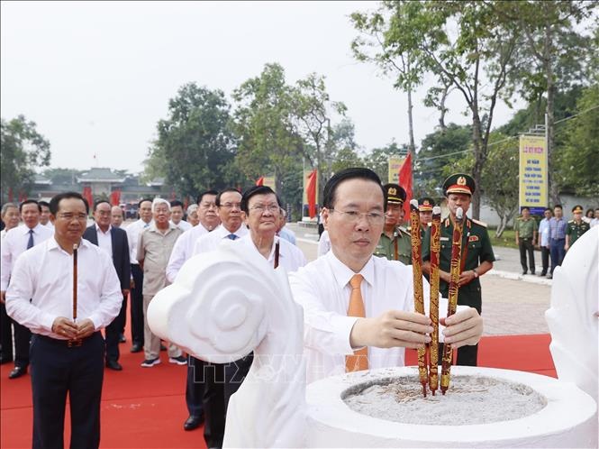 Chủ tịch nước Võ Văn Thưởng và các đồng chí lãnh đạo, nguyên lãnh đạo Đảng, Nhà nước dâng hương, dâng hoa tưởng niệm đồng chí Võ Văn Tần - Ảnh: TTXVN