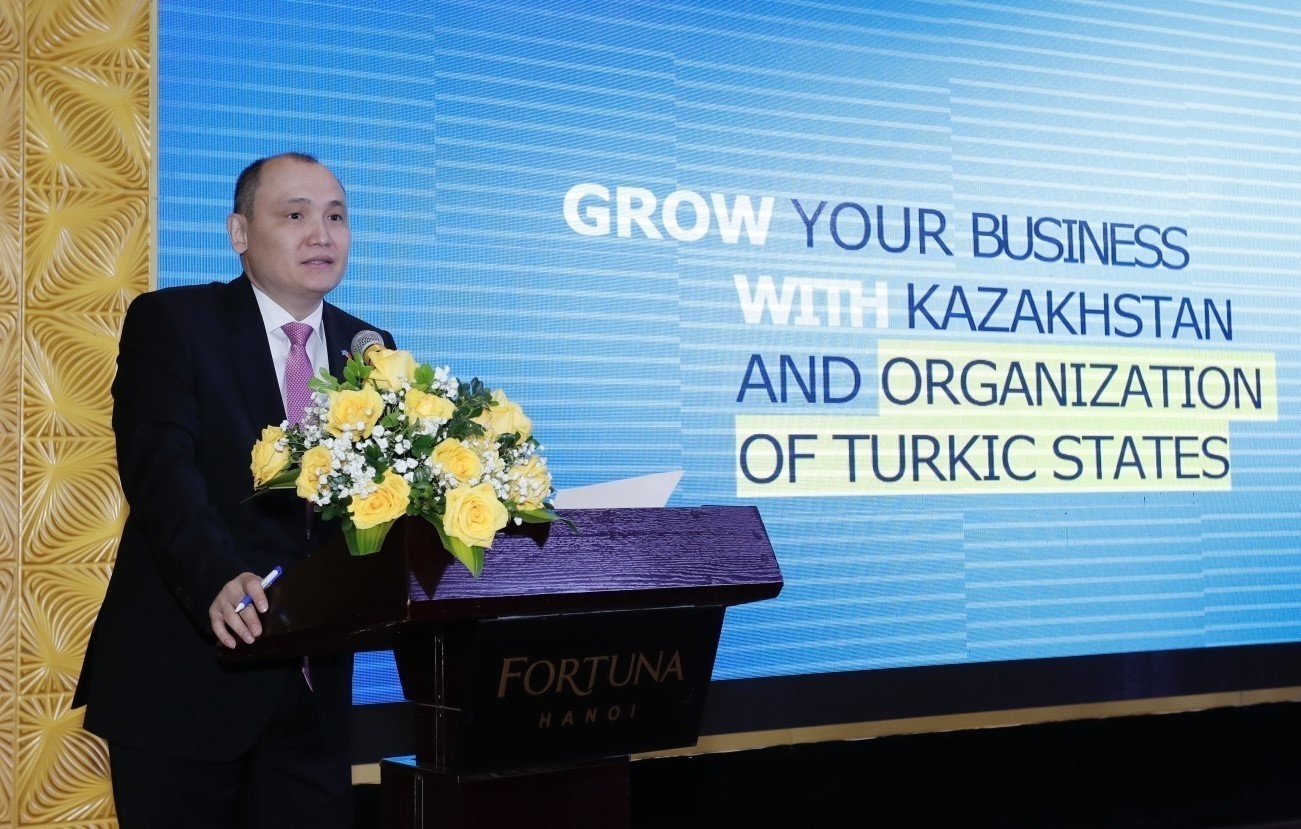 Đại sứ Kazazhstan Kanat Tumysh Tanat Tumysh chia sẻ tại Diễn đàn. (Ảnh: Trần Việt/TTXVN)