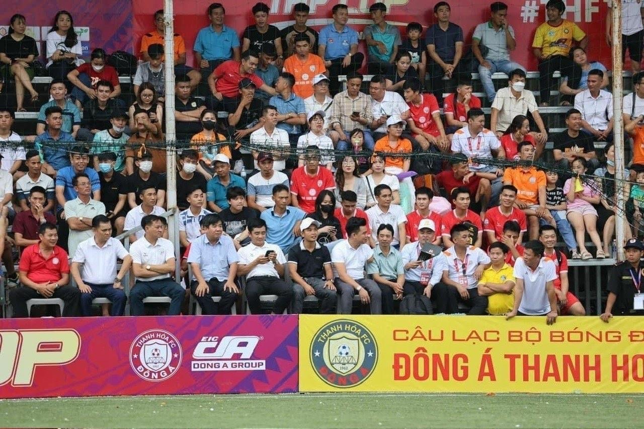 Đông đảo cổ động viên đến sân cổ vũ cho các đội thi đấu