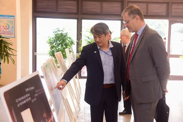 Các đại biểu tham quan triển lãm ảnh kỷ niệm 40 năm hợp tác giữa Viện Hàn lâm KH&CN Việt Nam và CNRS - Ảnh: VGP/Hoàng Giang