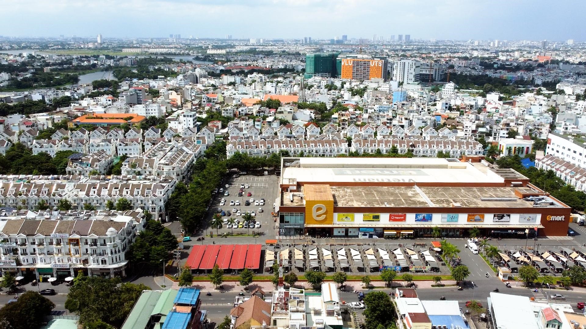 Đại siêu thị Emart nằm trong KDC CityLand Garden Hills. Đại siêu thị Emart nằm trong KDC CityLand Garden Hills.