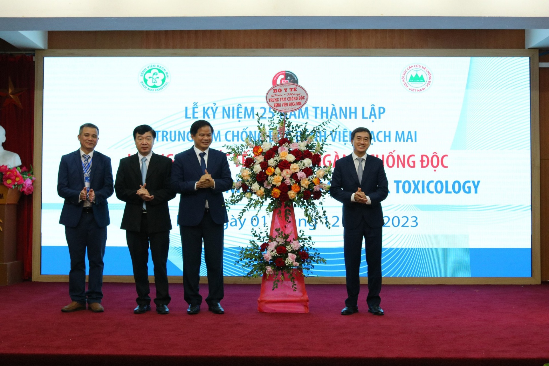 Thứ trưởng Bộ Y tế Trần Văn Thuấn tặng hoa chúc mừng Trung tâm Chống độc Bệnh viện Bạch Mai.