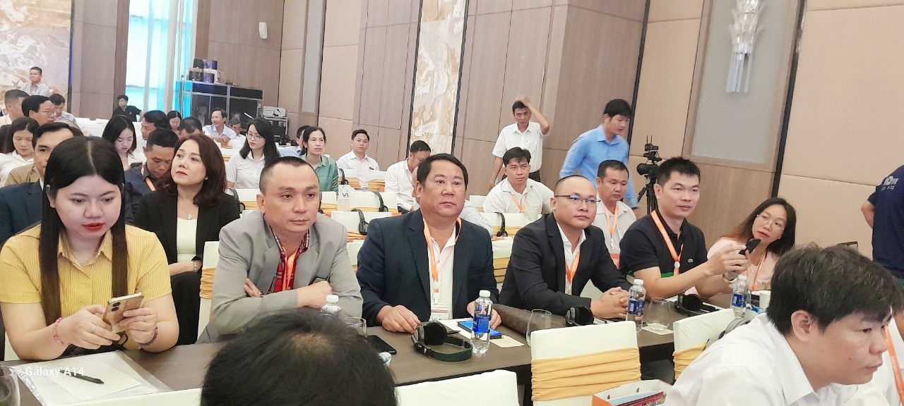 Ông HoangHoàng Xuân Thanh ( người veston đen ngồi giữa) Chủ tịch Hội đồng quản trị vận tải Hoàng Phát tại Diễn đàn