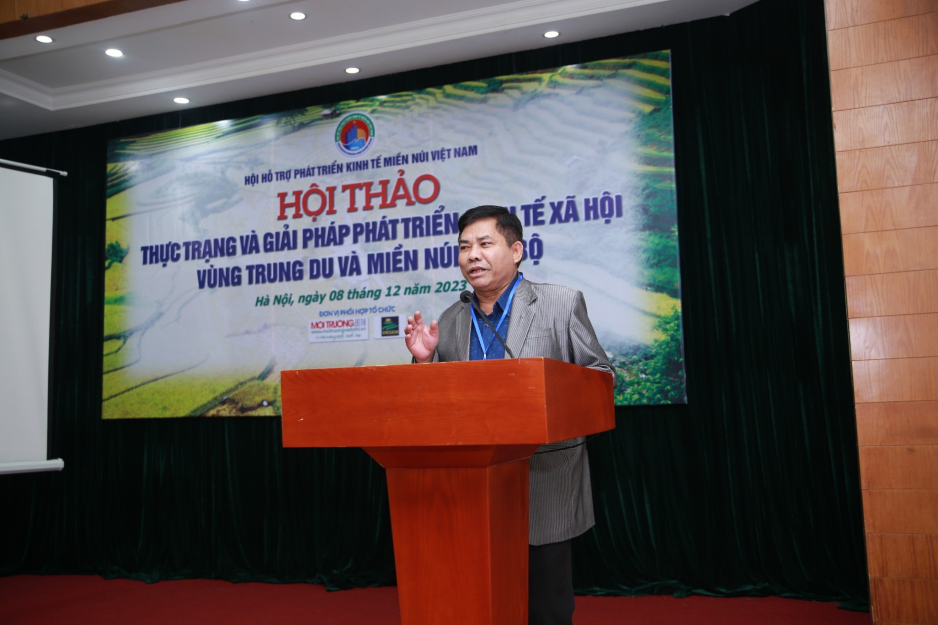 Ông Y Thông - Thứ trưởng, Phó Chủ nhiệm Uỷ ban Dân tộc Chính phủ phát biểu tại hội thảo.