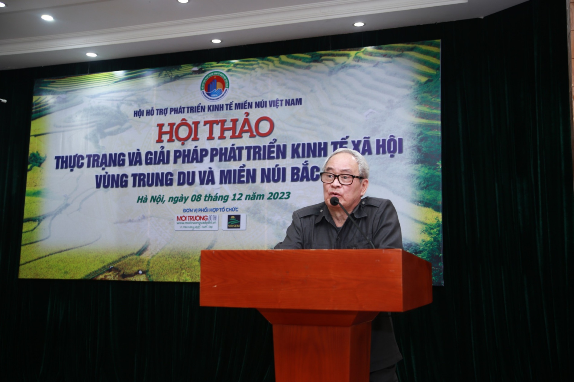 TS. Bế Trường Thành, nguyên Phó Chủ nhiệm thường trực Uỷ ban Dân tộc, Chủ tịch Hội Hỗ trợ Phát triển Kinh tế miền núi Việt Nam phát biểu tại hội thảo.
