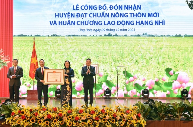 Phó Thủ tướng Trần Lưu Quang trao Quyết định của Thủ tướng Chính phủ công nhận huyện Ứng Hoà đạt chuẩn nông thôn mới - Ảnh: VGP/Hải Minh Phó Thủ tướng Trần Lưu Quang trao Quyết định của Thủ tướng Chính phủ công nhận huyện Ứng Hoà đạt chuẩn nông thôn mới - Ảnh: VGP/Hải Minh