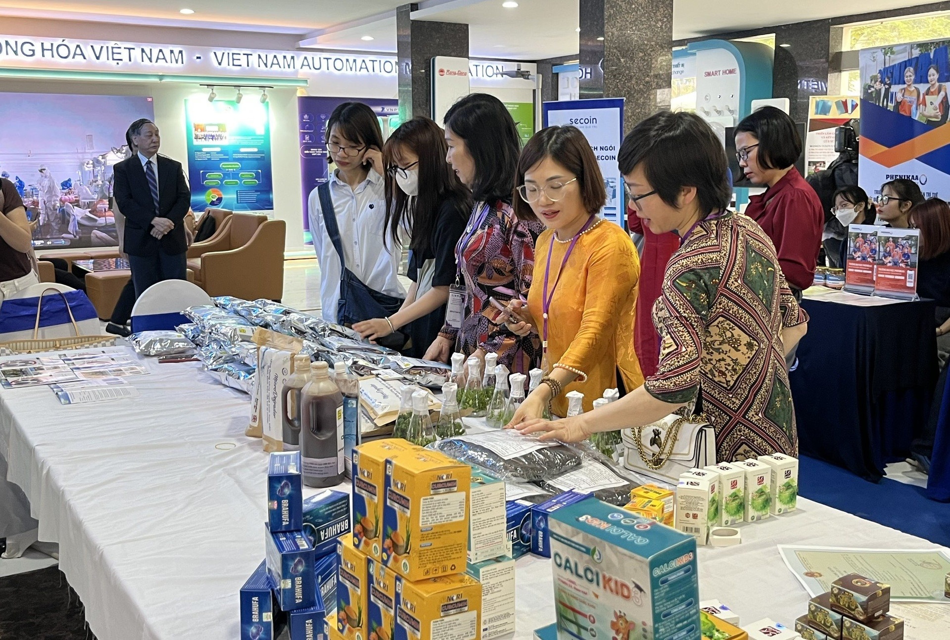 Khai mạc Triển lãm Tài sản trí tuệ và kết quả đổi mới sáng tạo của nữ trí thức Việt Nam