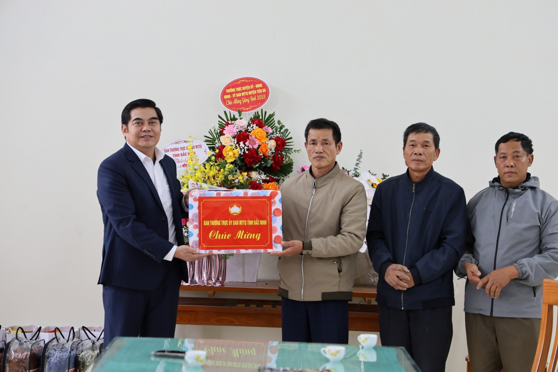 Ủy ban MTTQ tỉnh Bắc Ninh thăm và tặng quà đồng bào Công giáo nhân dịp Lễ Giáng sinh Ủy ban MTTQ tỉnh Bắc Ninh thăm và tặng quà đồng bào Công giáo nhân dịp Lễ Giáng sinh