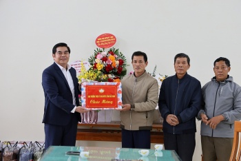 uy ban mttq tinh bac ninh tham va tang qua dong bao cong giao nhan dip le giang sinh