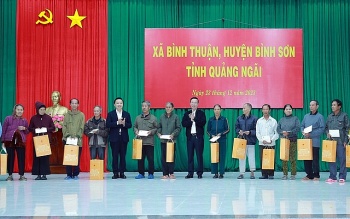 chu tich nuoc vo van thuong tang qua cac gia dinh chinh sach ho ngheo o quang ngai