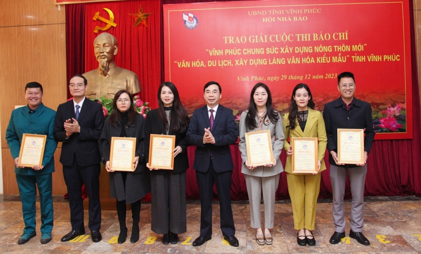 Trao giải cuộc thi báo chí “Vĩnh Phúc chung sức xây dựng nông thôn mới” và “Văn hóa, du lịch, xây dựng Làng văn hóa kiểu mẫu” tỉnh Vĩnh Phú