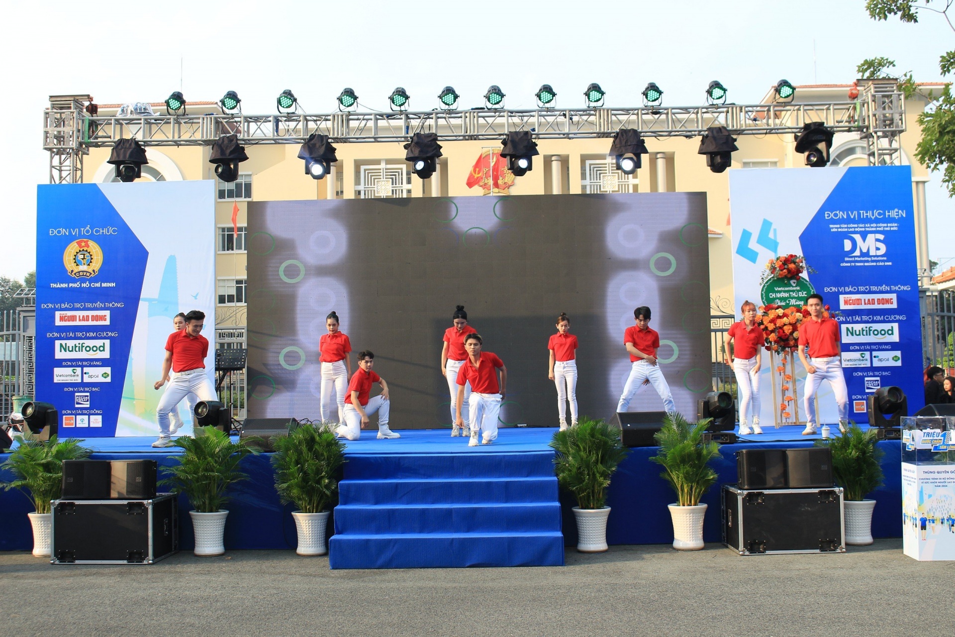 Hơn 10.000 người tham gia đi bộ đồng hành vì sức khỏe người lao động