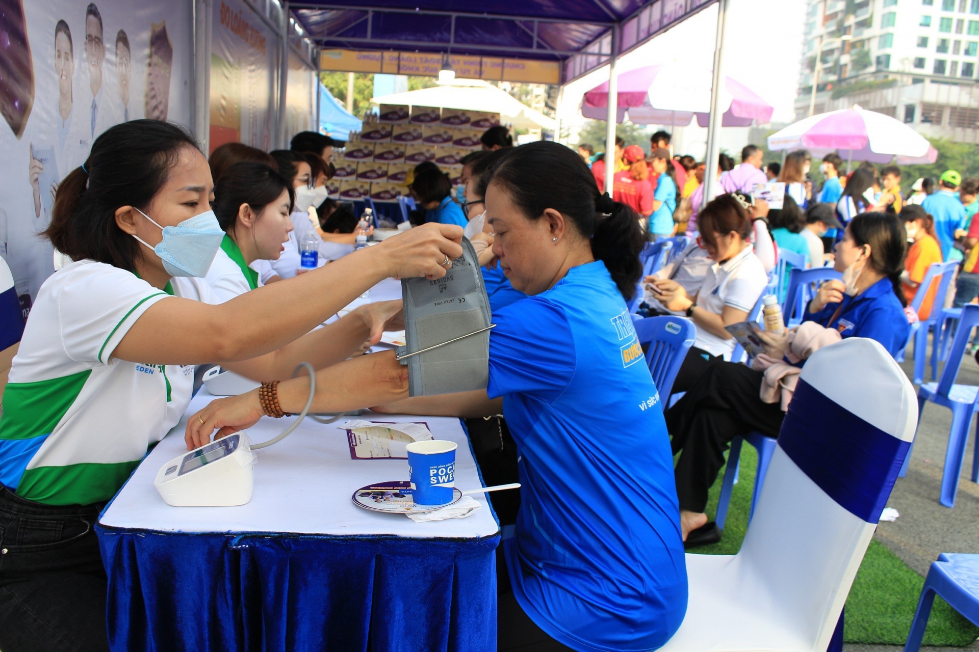 Hơn 10.000 người tham gia đi bộ đồng hành vì sức khỏe người lao động