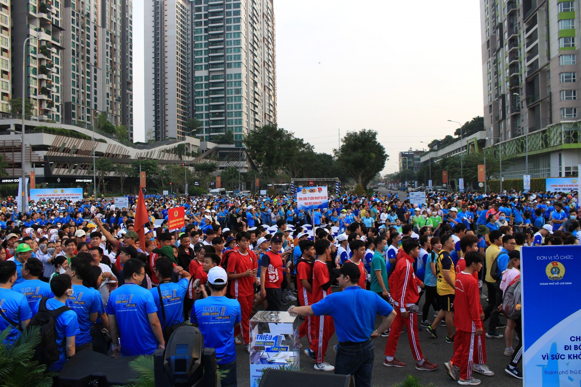 Hơn 10.000 người tham gia đi bộ đồng hành vì sức khỏe người lao động