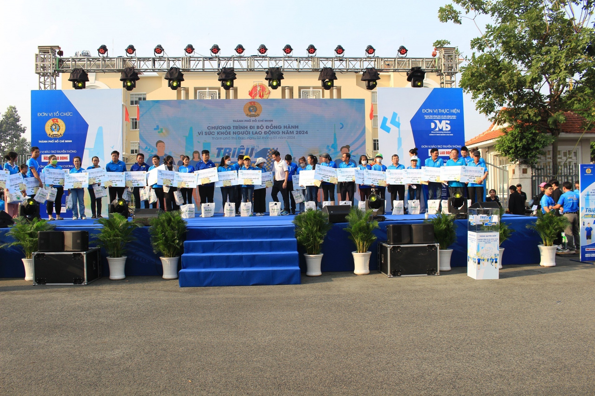 Hơn 10.000 người tham gia đi bộ đồng hành vì sức khỏe người lao động